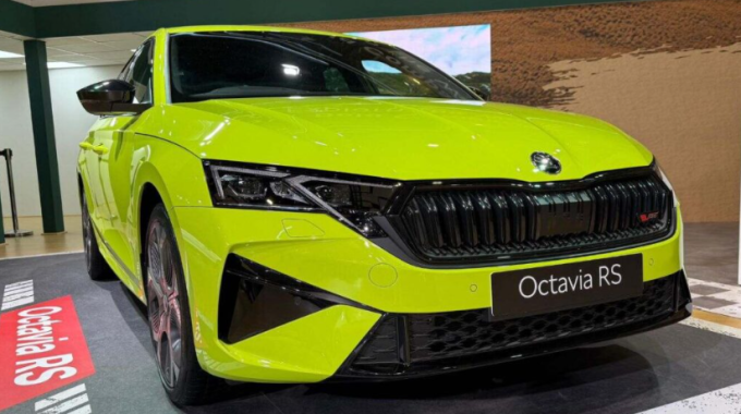 SKODA Octavia RS green 2025
