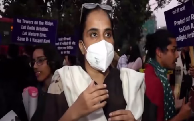 Air Quality Crisis in Delhi: Hundreds Protest at India Gate for Solutions