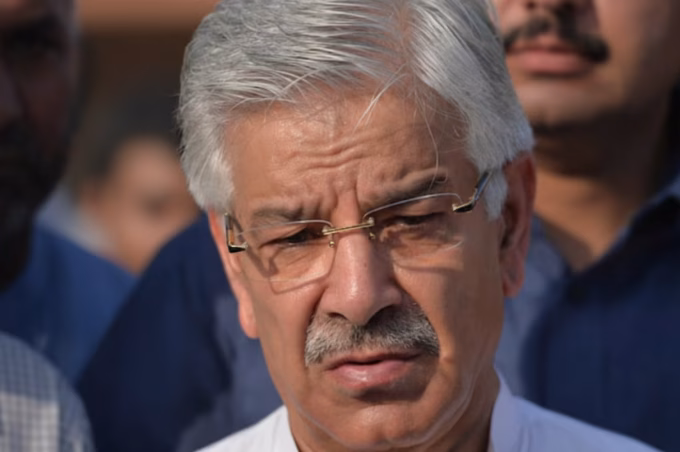 Pakistan Defence Minister Criticizes Taliban Amid Civilian Casualties in Afghan Airstrikes
