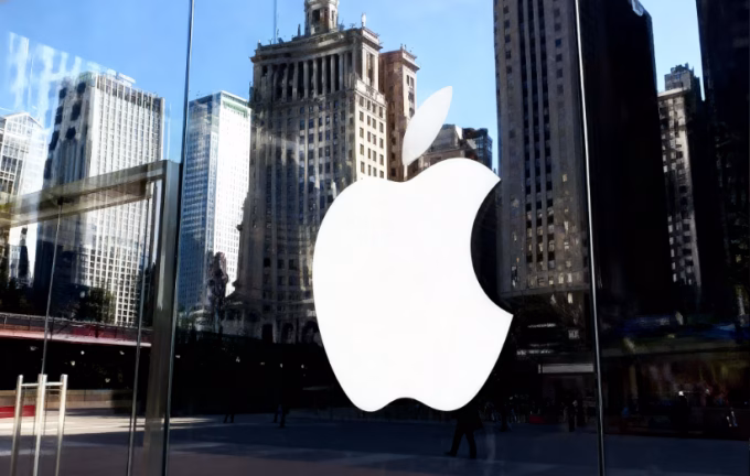 Apple's C-Suite Shakeup: AI Head Gone, Hardware Guru Next