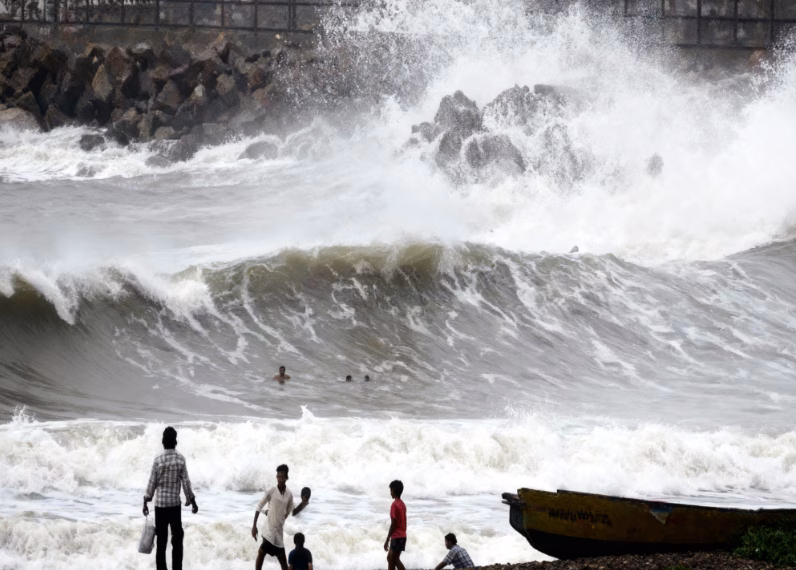 Mumbai Sea Surge Alert: What Causes 4.5m+ Tides & How to Stay Safe?