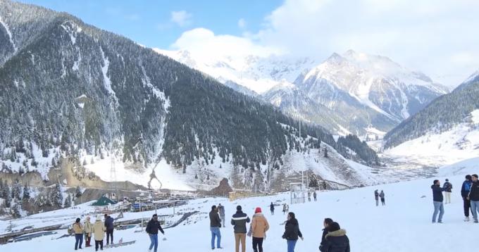 First Snow in Sonamarg: 'No Terror, Everyone Happy' Say Thrilled Indian Visitors!