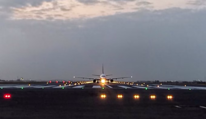 Delhi Airport Fog Chaos: 27 Flights Cancelled, IndiGo Axes 59 Domestic Routes!