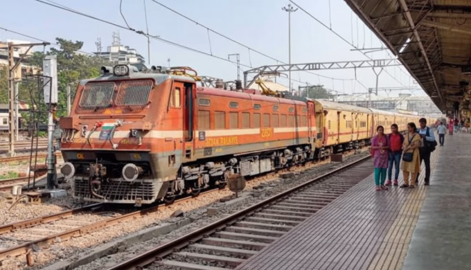 2nd Hike in 6 Months: Railways Adds 2 Paise/km, Targets Rs 600 Cr Extra Revenue!