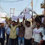 Demonstration of Samajik Samata Manch against Congress in Aligarh, clash with police during burning of effigy.