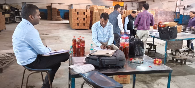 Major action by Food Safety Department in four edible oil factories of Raniya, Kanpur Dehat.