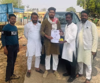 Mukhtar Alam met the family of the farmer who lost his life in a road accident.