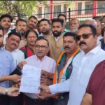 Aligarh Congress leaders submitted a memorandum to the District Magistrate in the name of the President in protest against the increase of Rs 60 in the price of LPG cylinder.