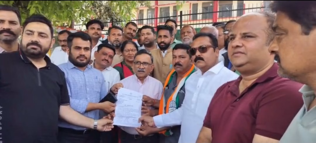 Aligarh Congress leaders submitted a memorandum to the District Magistrate in the name of the President in protest against the increase of Rs 60 in the price of LPG cylinder.