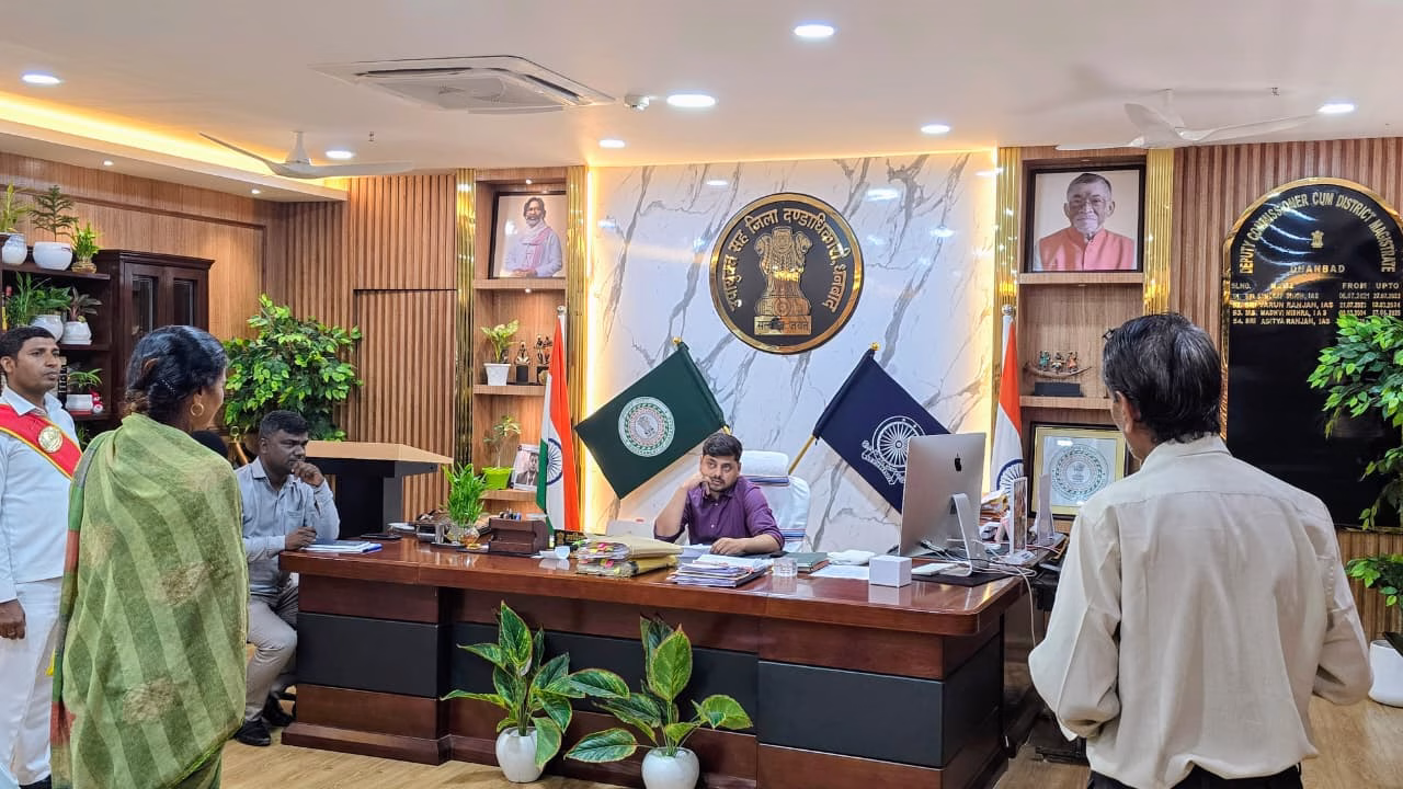 The Deputy Commissioner heard the complaints of common citizens.