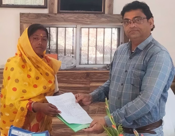 Councilor Nirupama Devi handed over the permission letter for the cleaning work.
