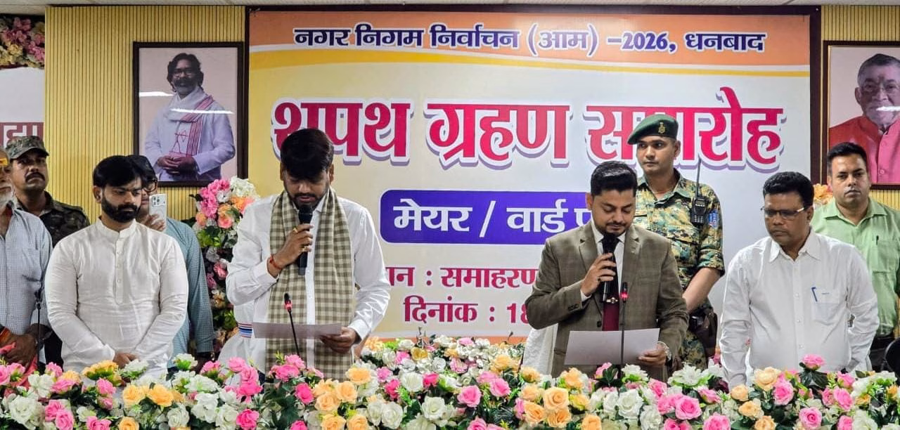 The Deputy Commissioner administered the oath to the Mayor and Ward Councillors.