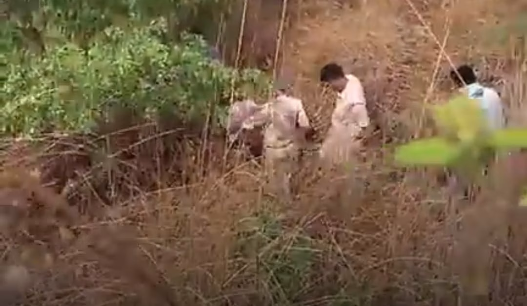 Unidentified body found in a closed mine of Barwadda police station area, suspicion of murder.