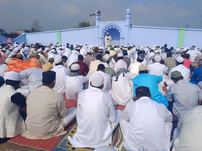 Eid celebrated with great pomp in Mohlidih, after Namaz people hugged and congratulated each other.