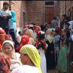 Dead body of newly married woman found hanging under suspicious circumstances in 12 Bigha, mother's side alleges murder.