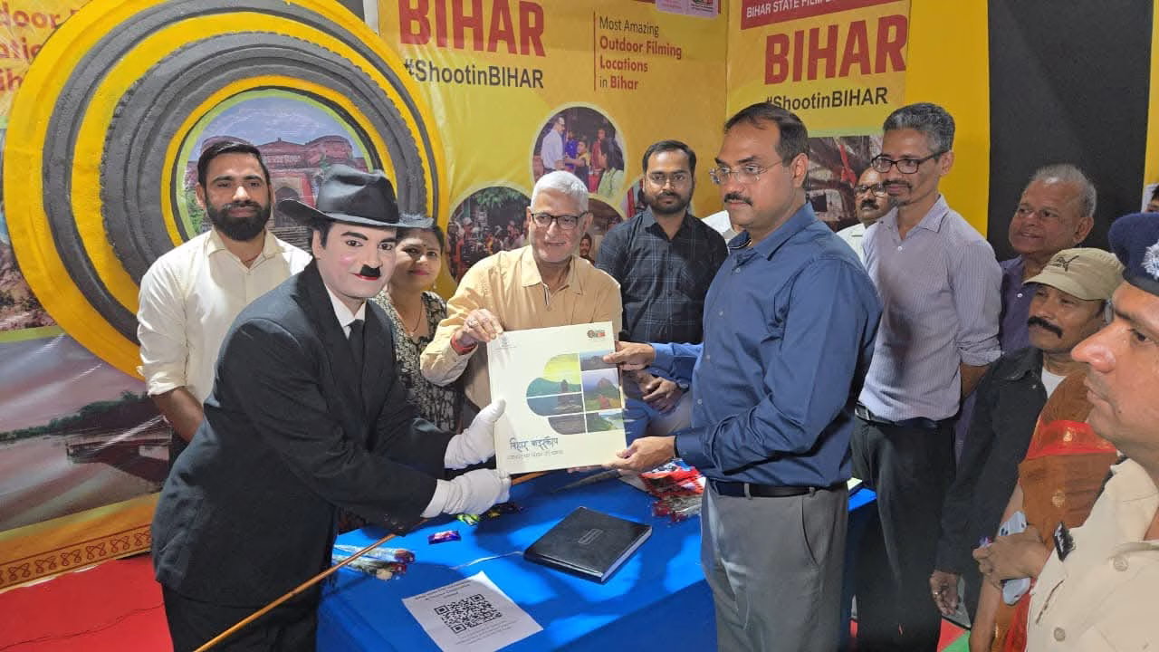 Departmental Secretary Pranav Kumar was impressed by the amazing talent of Bihar's Charlie Chaplin Rajan Kumar and gave a special gift.