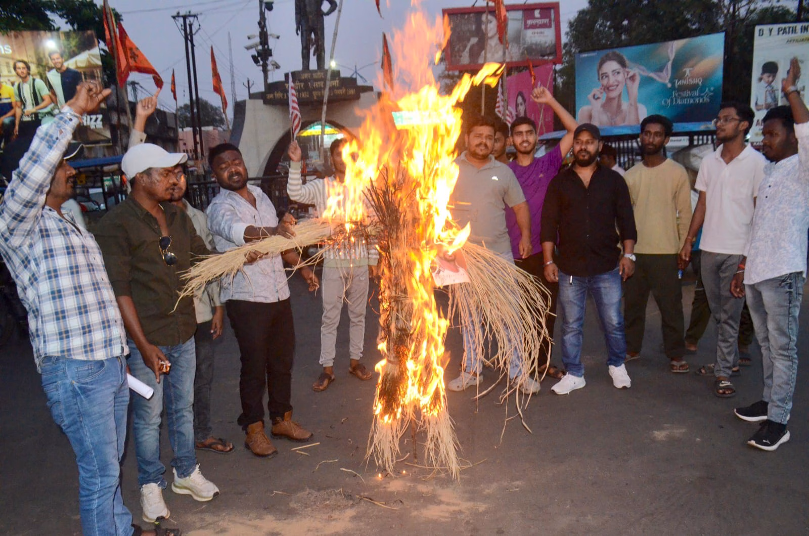 Effigy of Dumri MLA burnt against demand to include Sudi community in Scheduled Caste.