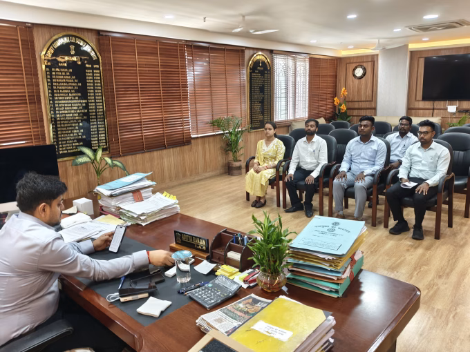 Deputy Collector arrived for district training, met the Deputy Commissioner.