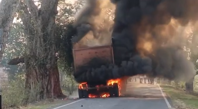 Fire broke out in a truck loaded with bauxite on Ranchi-Purulia road, a major accident averted.