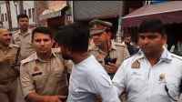 Auto drivers clash with police, SHO beats them with sticks.