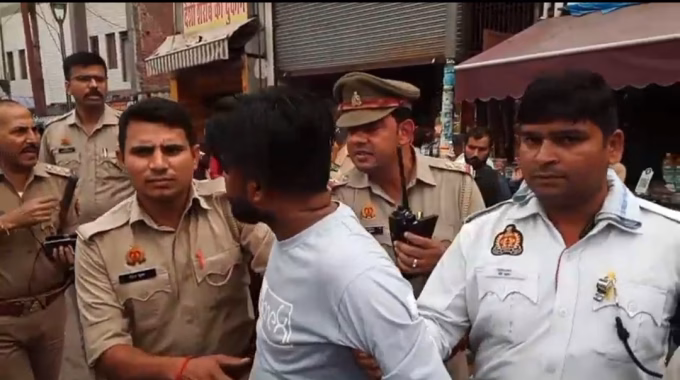 Auto drivers clash with police, SHO beats them with sticks.
