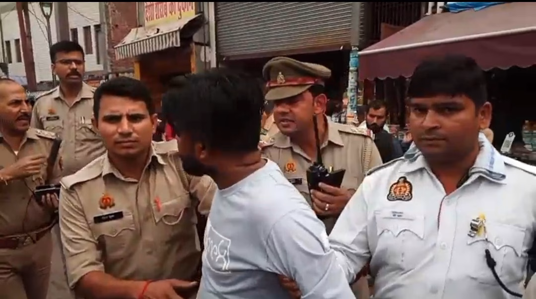 Auto drivers clash with police, SHO beats them with sticks.