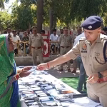 Big success of Aligarh Police, 235 missing mobiles recovered.