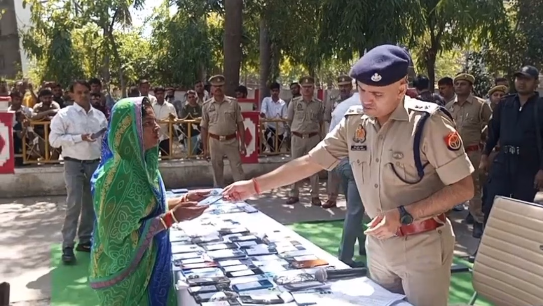 Big success of Aligarh Police, 235 missing mobiles recovered.