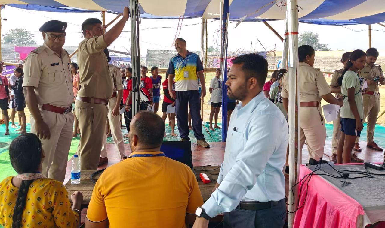 Candidates of Balliapur appeared in the fourth day of Home Guard Recruitment Examination.