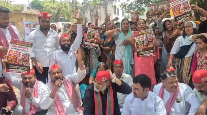 SP's demonstration against smart prepaid meter in Aligarh.