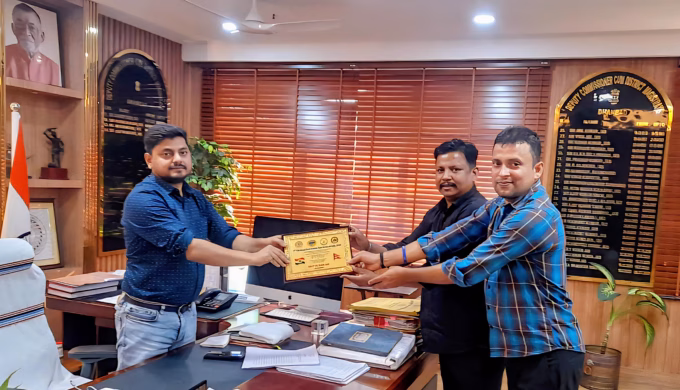 Secretary of Muk Bagheer Sangh and vice captain of the winning team met the Deputy Commissioner.