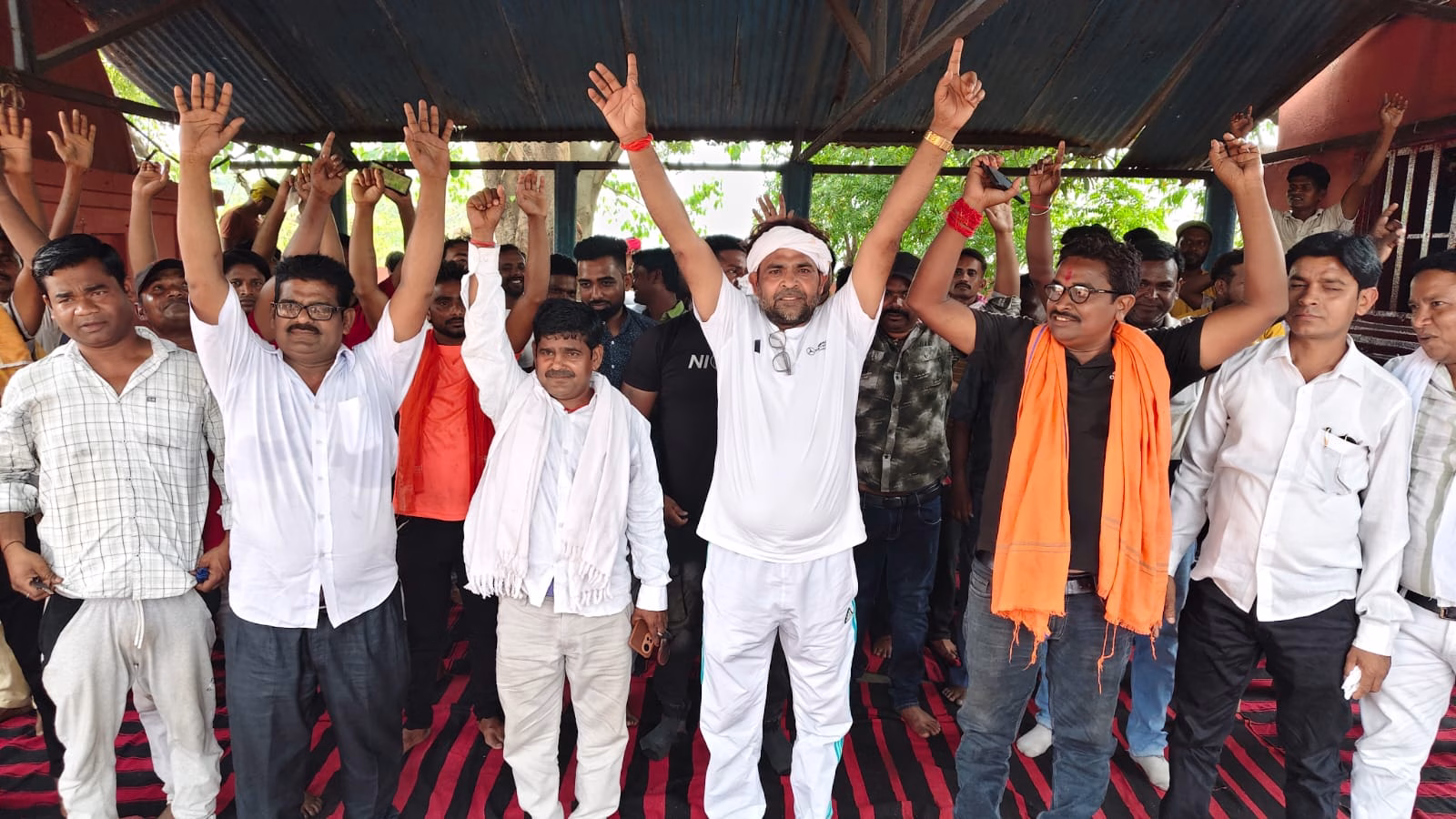 Meeting and warning to the outsourcing company under the leadership of ZIP member.