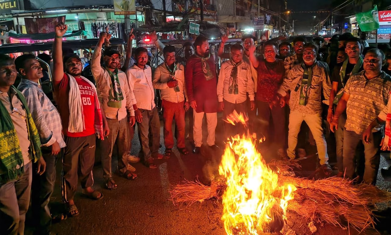 JMM and JHACOMU burnt the effigy of BCCL management and Union Coal Minister.