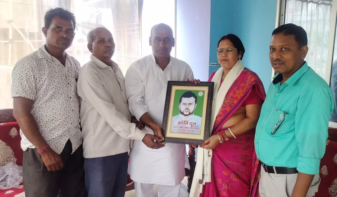 Memorandum submitted regarding installing the photograph of martyr Shakti Nath Mahato in the Giridih Zilla Parishad auditorium.