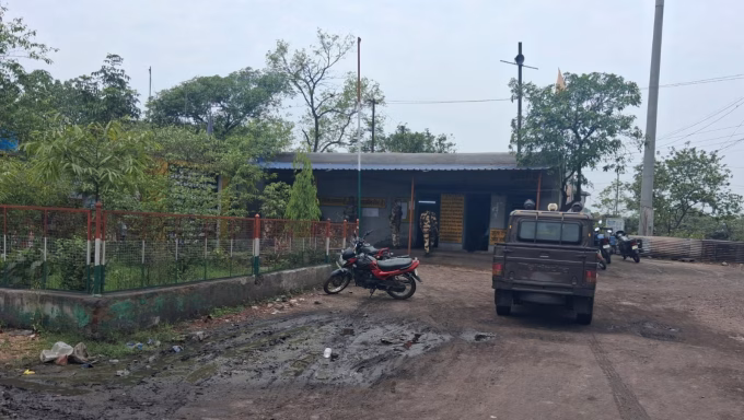 Alleged coal smugglers attacked BCCL employees in BCCL Block-2.