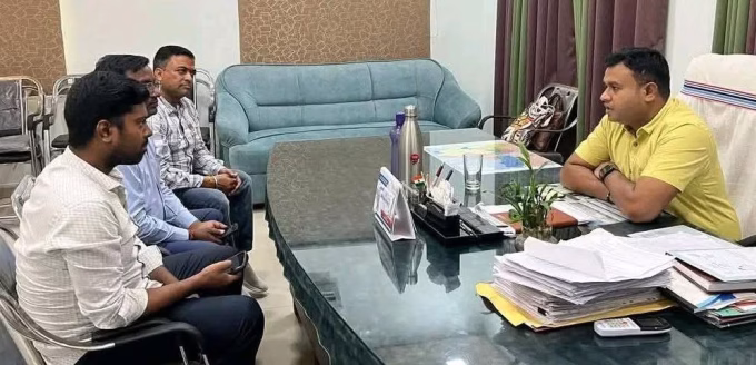 Piyush Chaudhary met ESE officer on electricity problem.