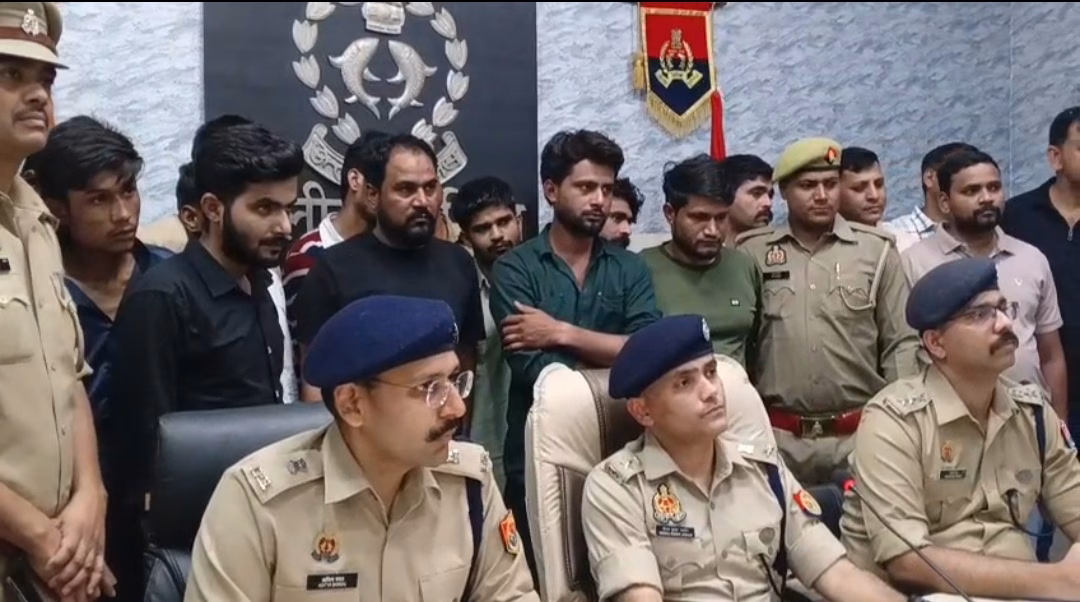 12 accused planning robbery arrested, two AMU students also included.