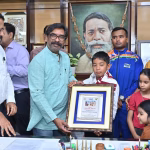 Seven-year-old child swimmer Ishank Singh from Ranchi met Chief Minister Hemant Soren.