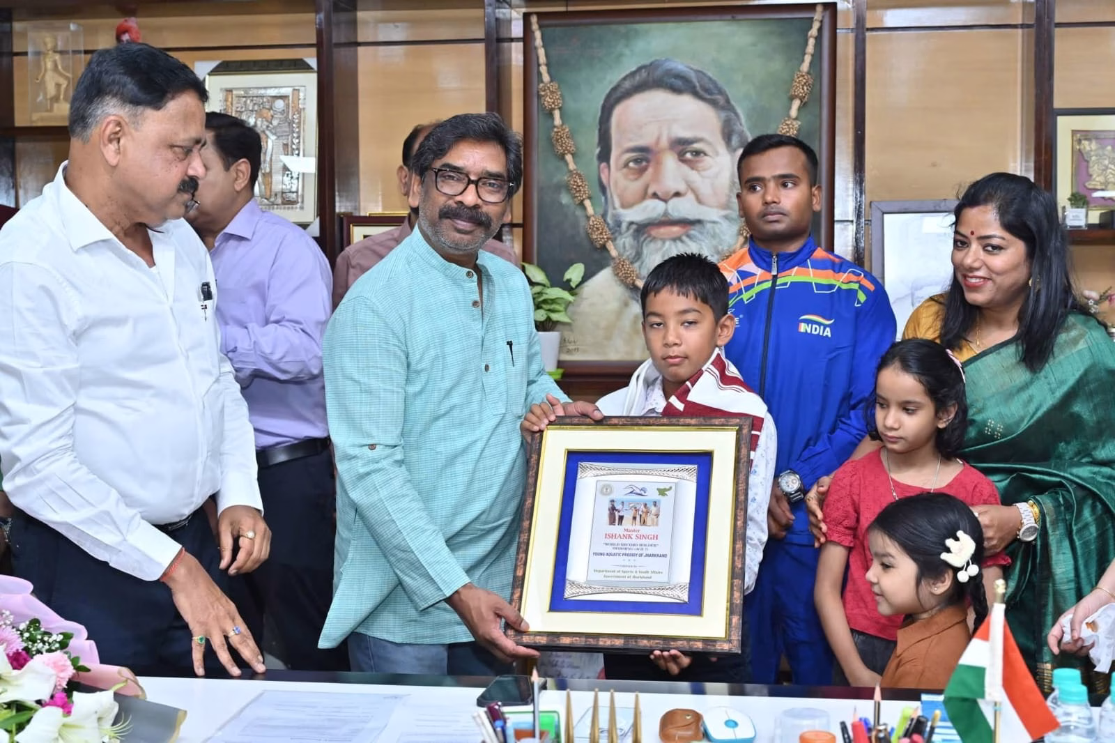 Seven-year-old child swimmer Ishank Singh from Ranchi met Chief Minister Hemant Soren.