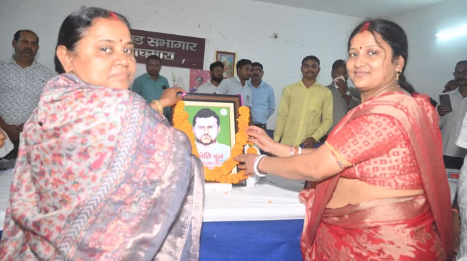 The photograph of martyr Shakti Nath Mahato was installed in the Baghmara block auditorium.