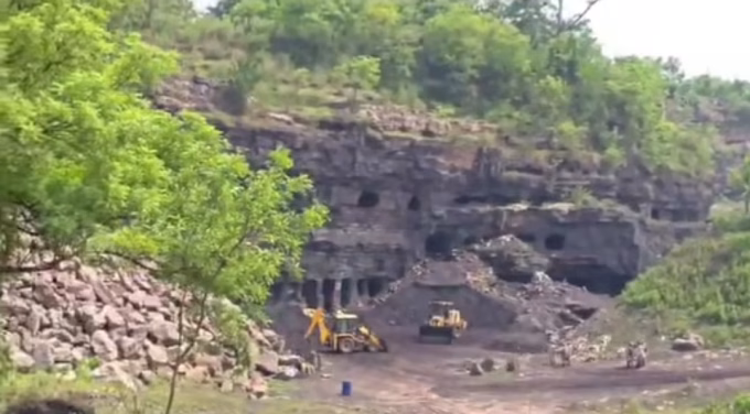 CISF took action against illegal mining, conducted raids and closed the mouths