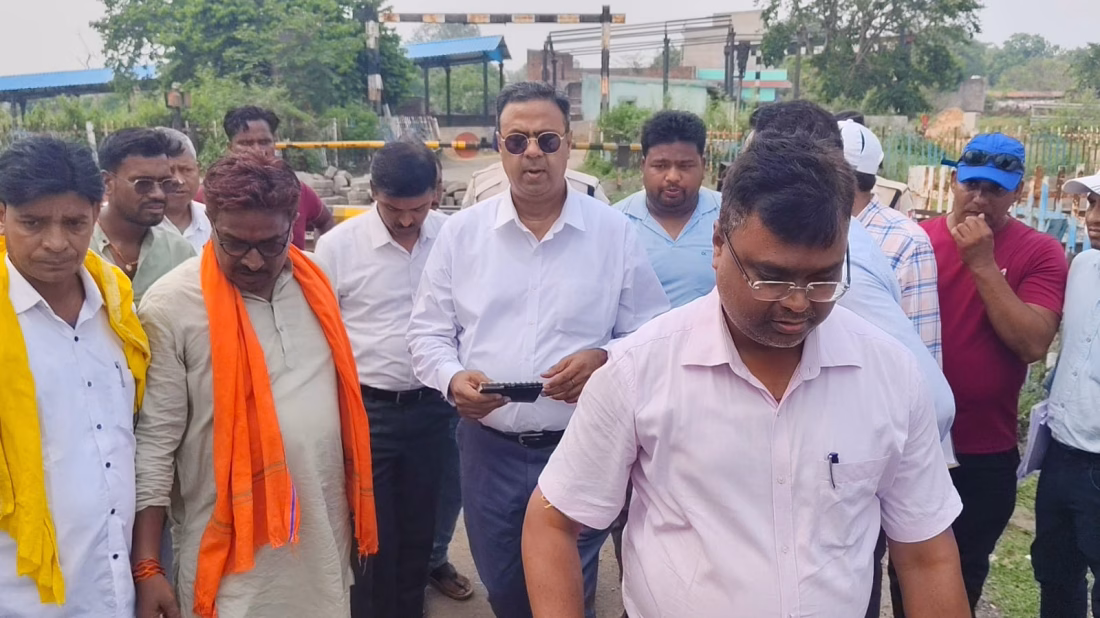 Dhanbad DRM inspected underpass bridge, heard problems of villagers