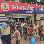 Coal smugglers opened fire and bombed in Sonardih, Dhanbad.