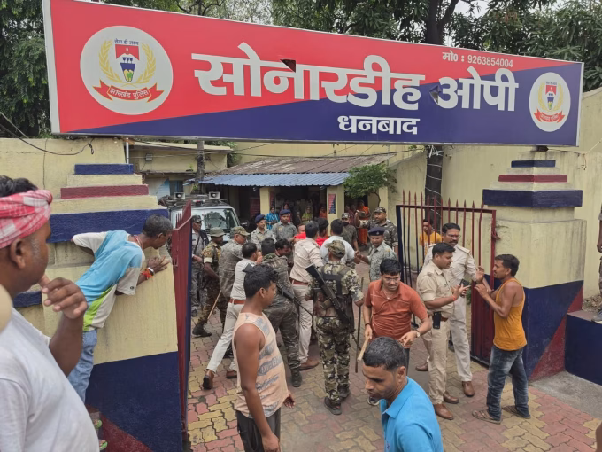 Coal smugglers opened fire and bombed in Sonardih, Dhanbad.