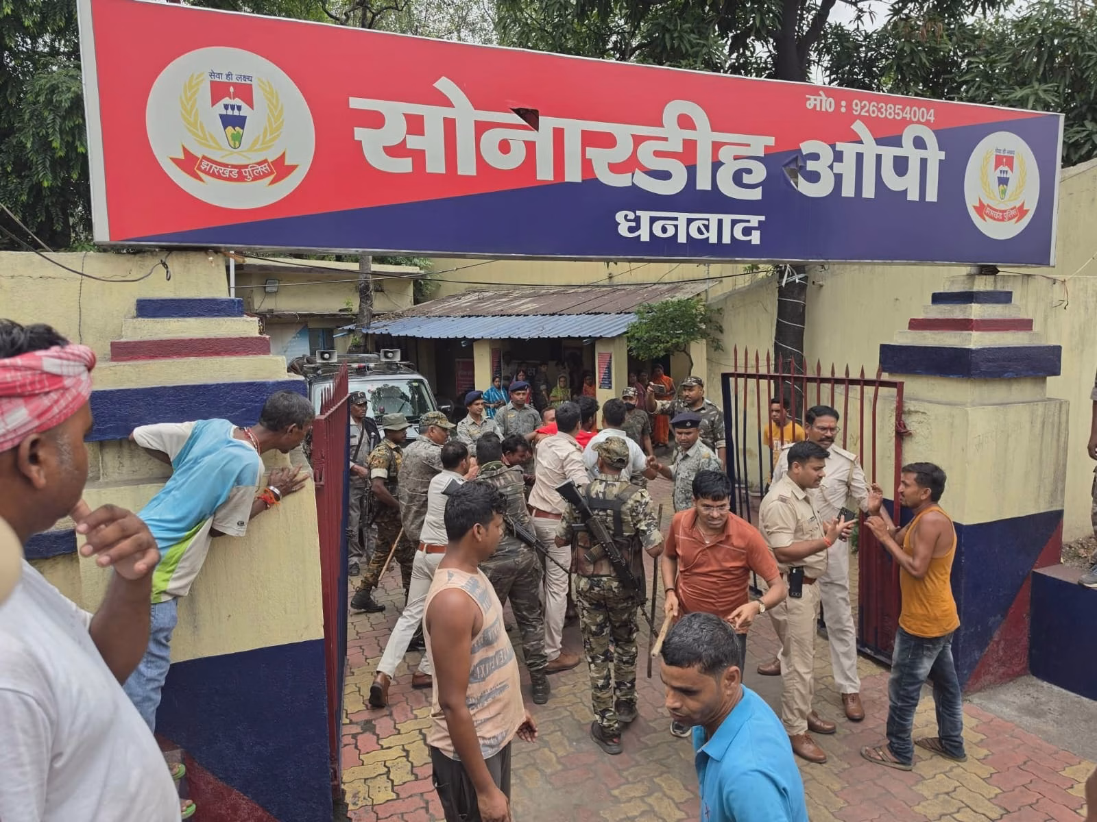 Coal smugglers opened fire and bombed in Sonardih, Dhanbad.