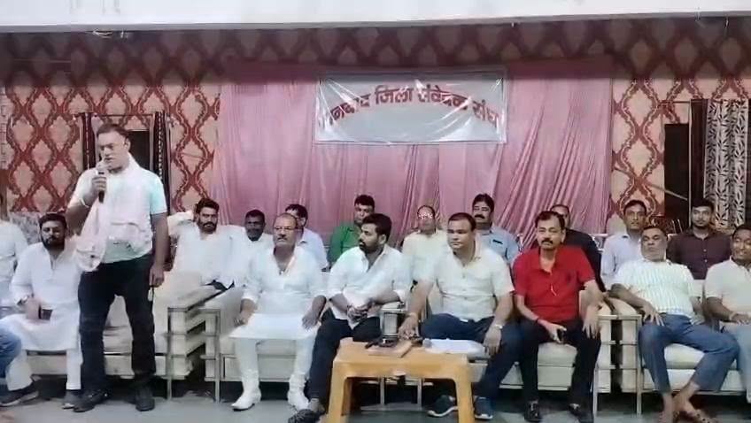 Dhanbad contractors protest against the new royalty challan process.