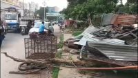 Major action by Zila Parishad in Dhanbad: Bulldozers rolled near Bhui-phod Temple; 20 illegal shops and cattle sheds demolished.