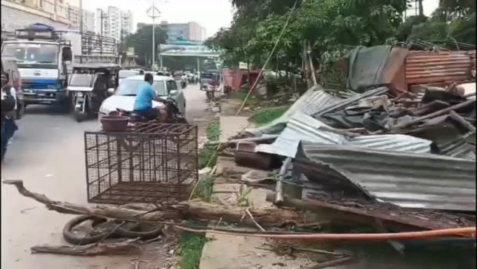 Major action by Zila Parishad in Dhanbad: Bulldozers rolled near Bhui-phod Temple; 20 illegal shops and cattle sheds demolished.
