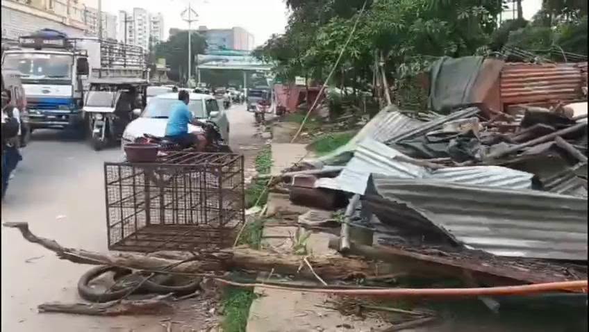 Major action by Zila Parishad in Dhanbad: Bulldozers rolled near Bhui-phod Temple; 20 illegal shops and cattle sheds demolished.