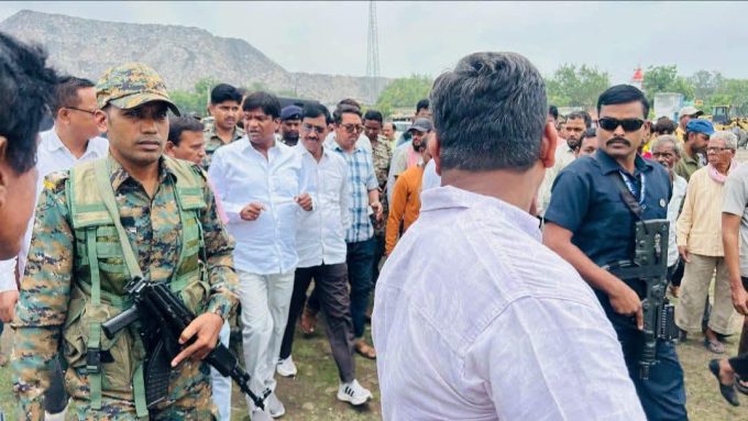 MP Dhulu Mahto inspected the land subsidence-affected area of ​​Chhatabad in Katras.